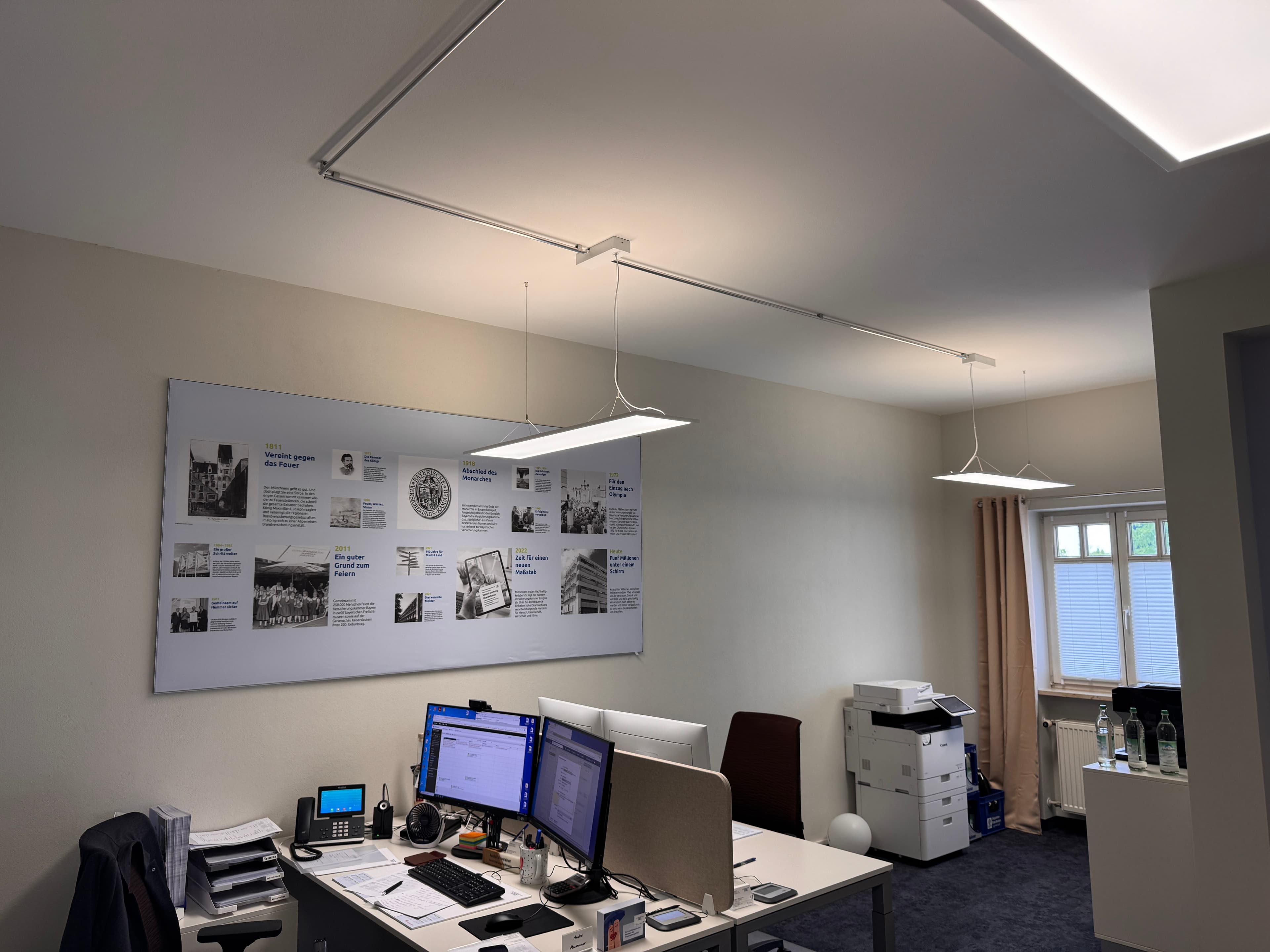 Modernes Versicherungsbüro in Altötting mit neu installierter LED-Deckenbeleuchtung für eine helle und ergonomische Arbeitsumgebung.